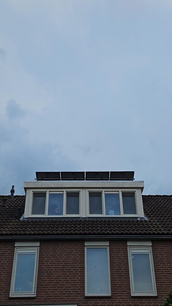 dakkapel zonnepanelen aansluiten