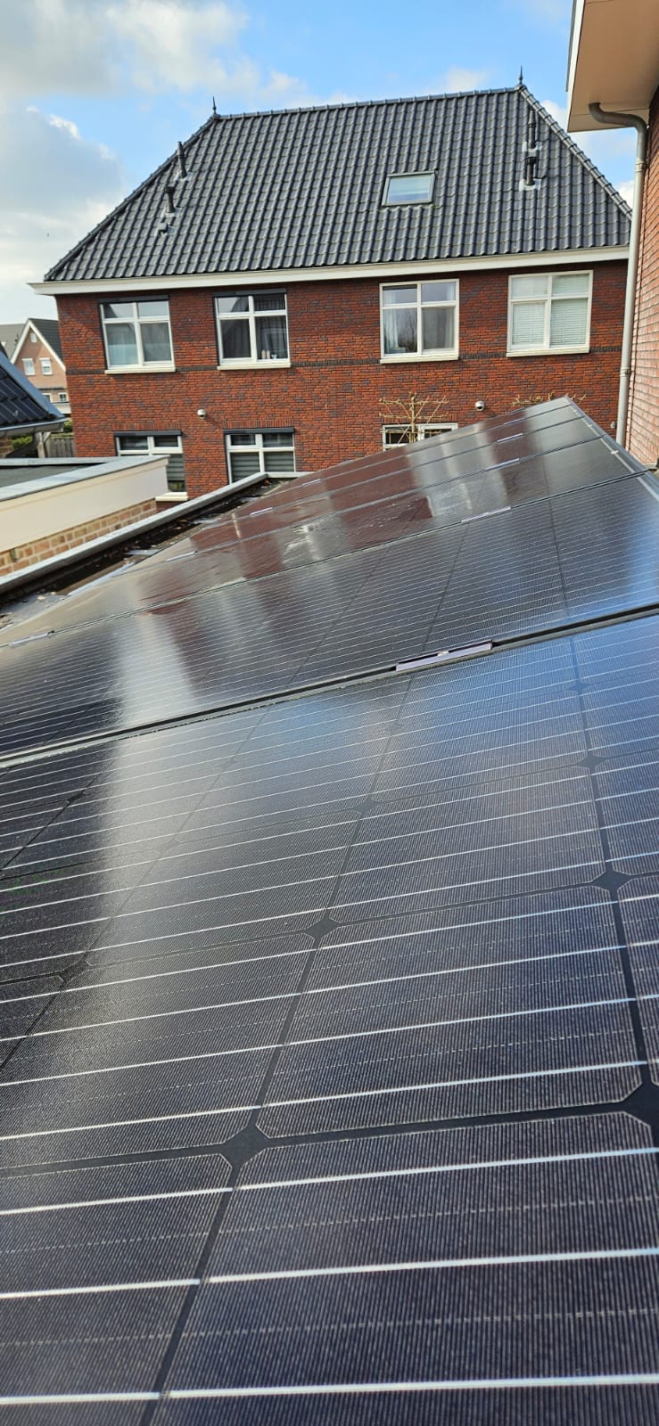 zonnepanelen-op-dak-woning-buitenzijde