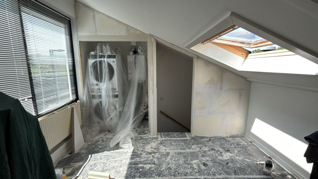 Kabels wegwerken met een voorzetwand