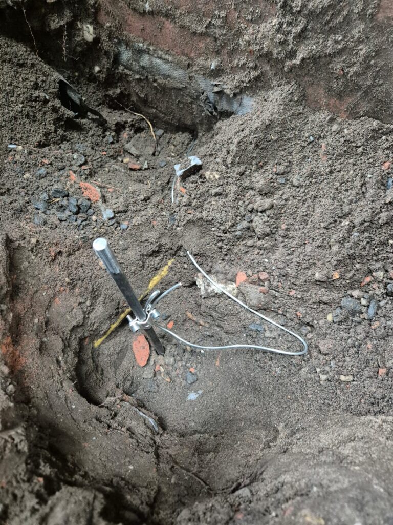 Aardpen laten slaan door Electra Gigant