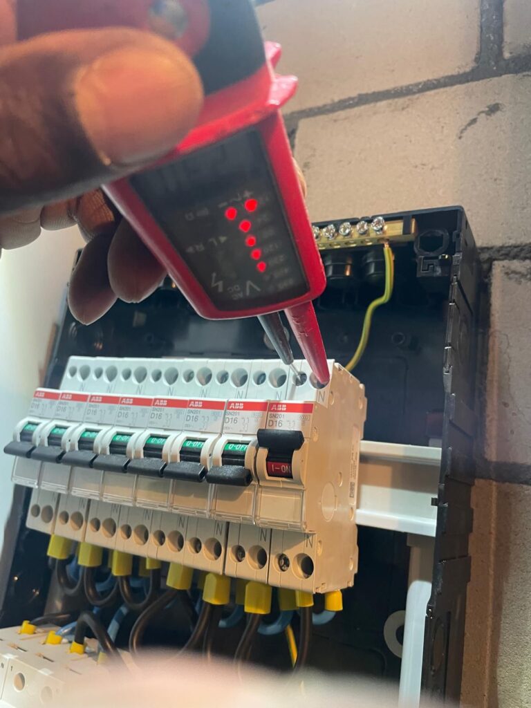 Tweede groepenkast spanning testen