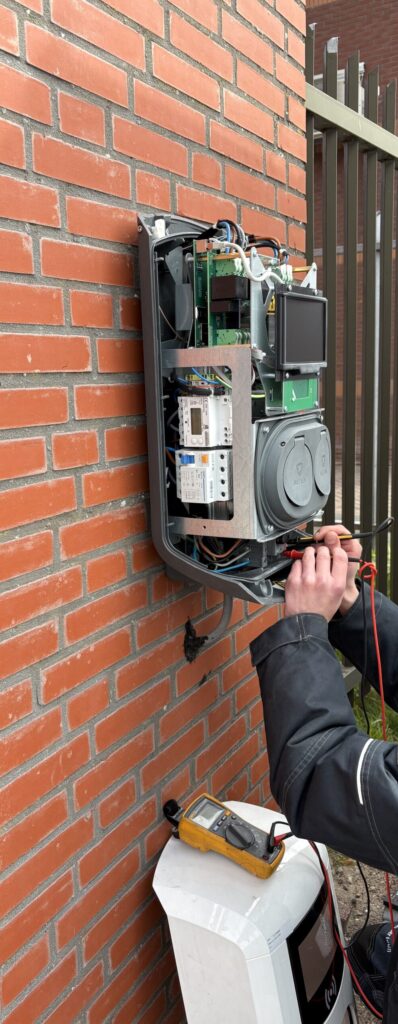 project Wilhelminapark in Utrecht laadpaal installatie aan woning gevel