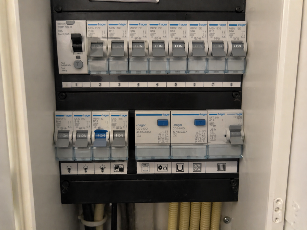 groepenkast met meerdere installatieautomaten en aardlekschakelaars met 2 fase aansluiting in de meterkast